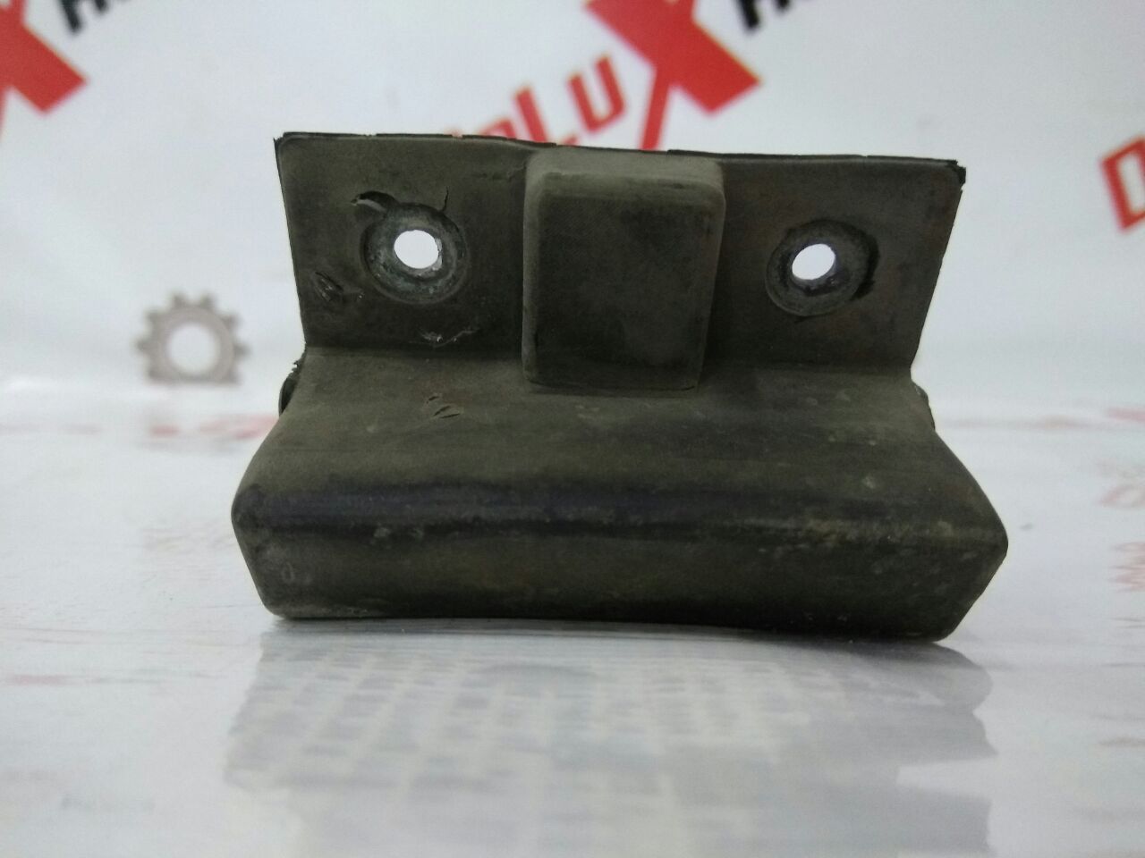 Отбойник крышки багажника правый для Ford Focus · 2007–2011