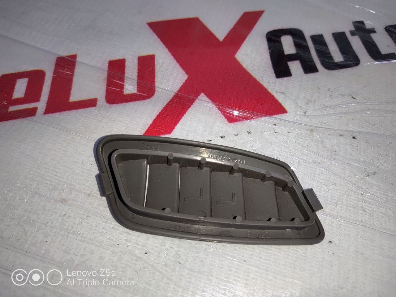 ornament aer grilă ventilație superior stânga