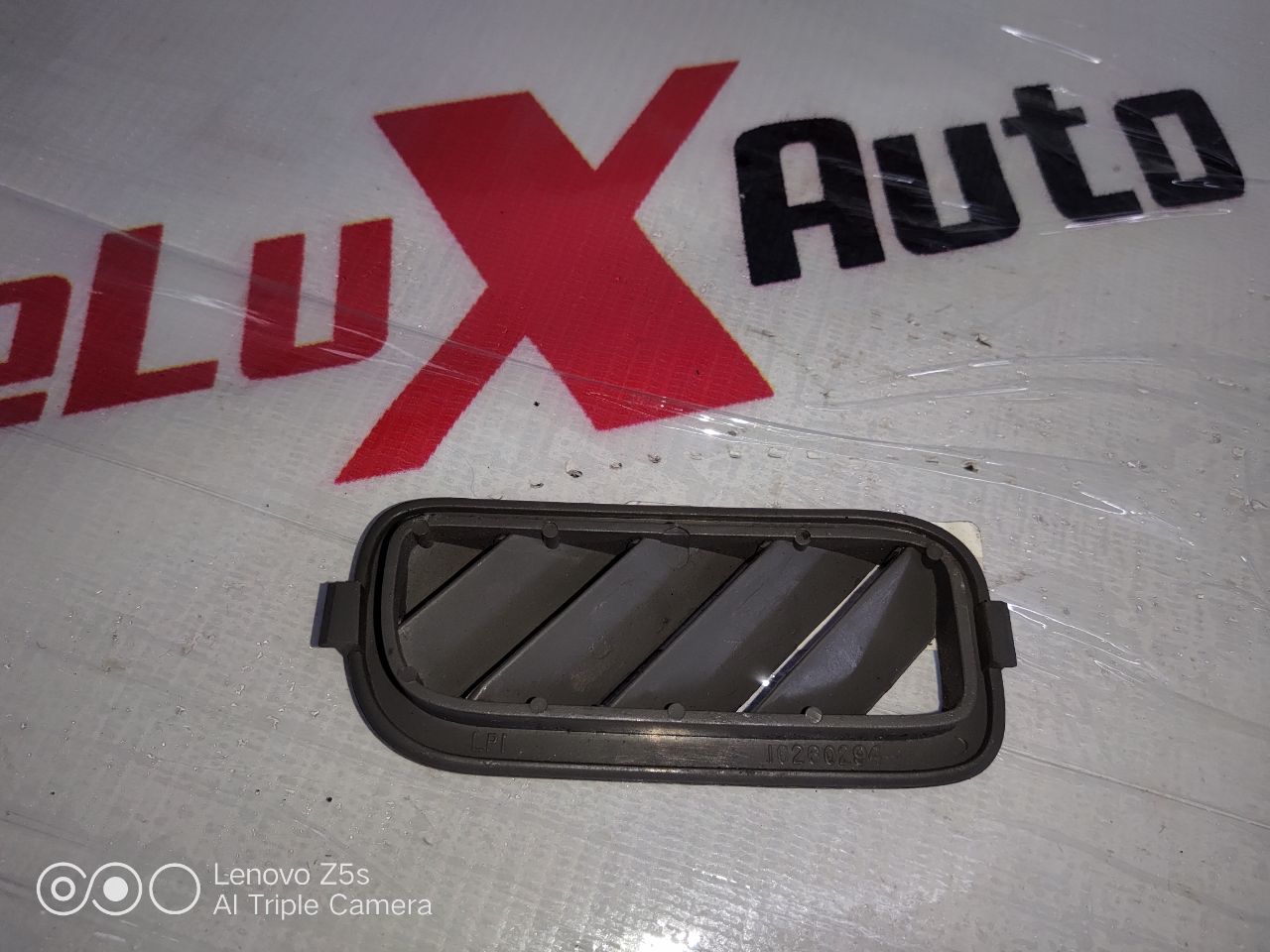 ornament aer grilă ventilație superior dreapta