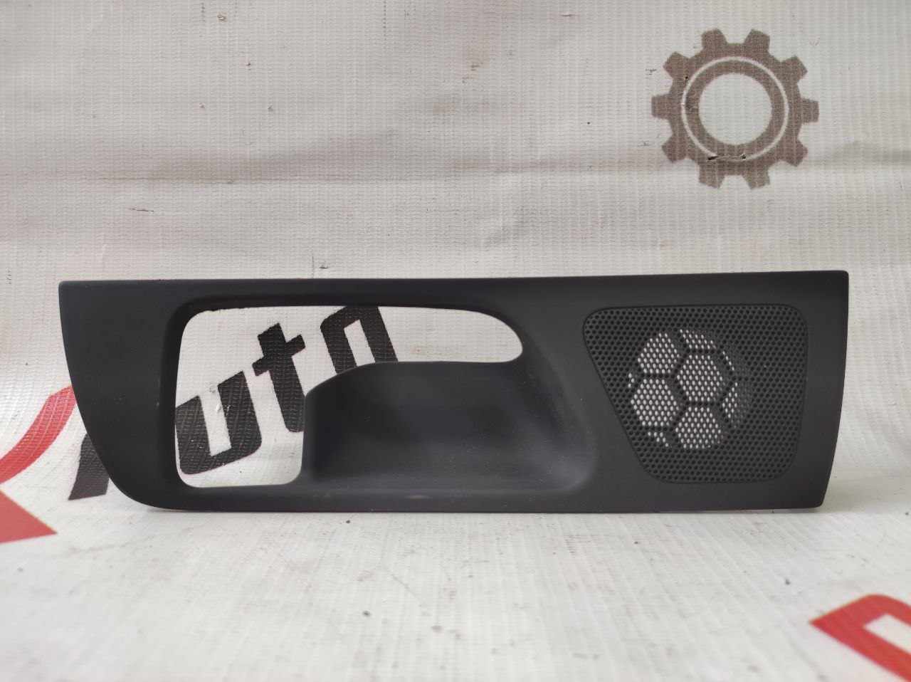 ornament interior spate dreapta mâner uși