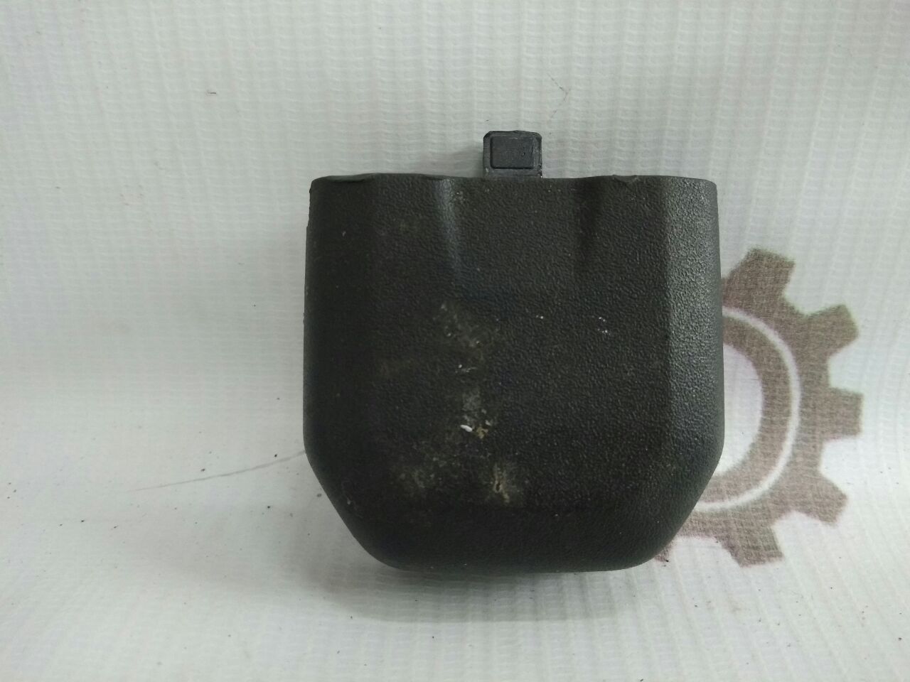 Накладка крепления переднего левого сиденья передняя правая